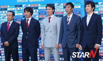 [포토] 홍명보 감독과 코치 '올림픽 메달의 숨겨진 주역들'