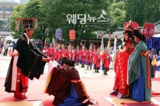 운현궁에서 고종황제와 명성황후 가례 재현