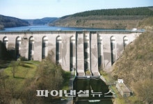 댐을 ‘도화지’로, 때를 ‘물감’으로, 청소기를 ‘붓’으로.