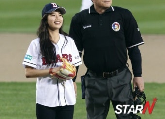 [포토] 감탄하는 미쓰에이 수지 '두산팬들이 이렇게나 많이~'