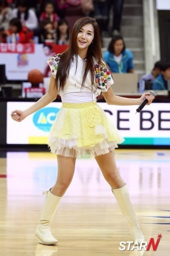 [포토] 헬로비너스 유아라 '깜찍한 미소에 농구장 후끈~'