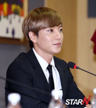 이특 사생팬에 불쾌감 표현 “입대 하루전까지..그냥 좀 두지”