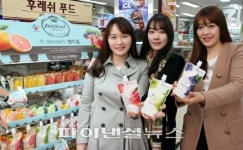세븐일레븐에서 여성 3명이 쁘띠첼 2개 구입하면 1개는 무료