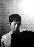 ‘돈의 화신’ 강지환, 상반신노출 스틸 공개 ‘어깨 神’ 등극