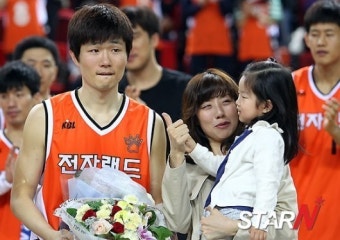 [포토] 은퇴하는 강혁 아내와 딸에게는 언제나 최고!