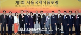 기념촬영하는 귀빈들