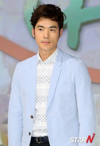 [포토] 김강우 '화사한 봄 패션'