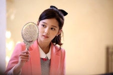 ‘상어’ 남보라, 귀여운 거울 공주 모습 담긴 현장 스틸 공개