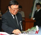 [포토] 故 남철 발인식, 남성남 편히 쉬시게
