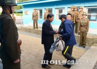 동해상에서 구조된 북한 주민 3명 北으로 귀환
