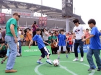 골을 넣어도 승리를 해도…K리그는 ‘행복 나눔 중’