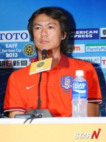 [포토] 진지하게 기자회견에 임하는 홍명보 감독
