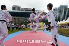 줄넘기 하며 태권시범