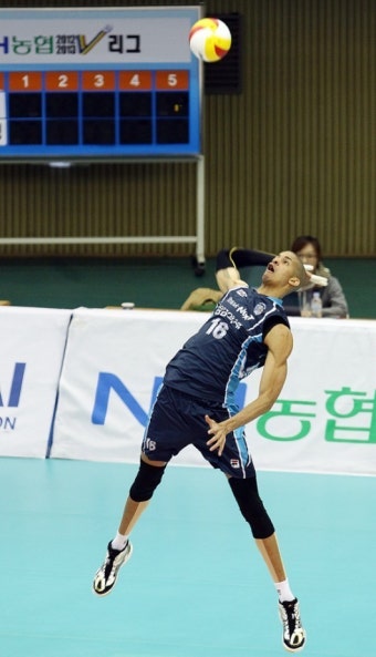 ‘레오 맹활약’ 삼성화재, 우리카드 꺾고 단독 선두 등극
