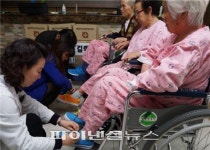 신화컬렉션, 요양병원에 운동화 500켤레 기부