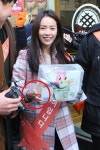 [포토] 선행천사 한지민 한손에만 장갑을 낀 이유는?