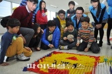 하이트진로, 지역아동센터 어린이 초청 ‘희망 도미노’ 개최