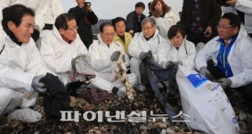 홍준표 경남지사, 남해 유류오염 현장서 기름제거