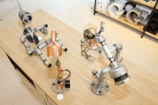 독특한 스탠드로 정적인 공간에 재미 더하기