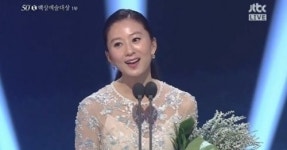 ‘백상예술대상’ 김희애, 패셔니스타 수상 독특소감 “혼내줄거야”