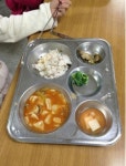 서울 청운초등학교 부실급식 논란, 훈제 오리고기 한점에..