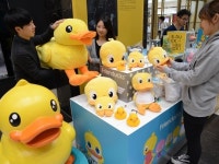 부산 롯데백화점 러버덕 판매