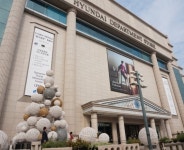 현대百, 디지털 LED 자선 트리.. 기부하면 조명색 변해