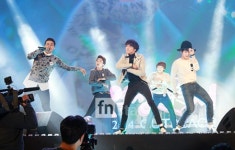 [포토] 위너, ‘축하공연왔어요!’