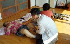 [대한민국의 빛과 소금, 공복들] (38) 거친 파도 헤치고 섬에 가면 아이고, 의사선상님 오셨어유~