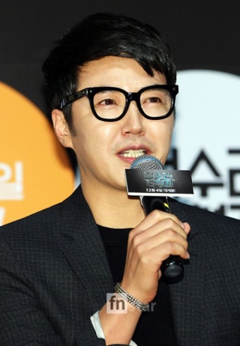 [포토] 윤상현, ‘안경 잘 어울려~’