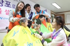 중외학술복지재단, 우면종합사회복지관서 염색 봉사
