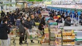 설 앞두고 붐비는 마트