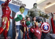 [당신의 마음.. 감사의 선물] 신세계백화점, 영화 어벤져스 캐릭터 모형 영등포점 광장서 전시·판매