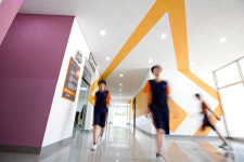 밝은 색 교실·복도, 학생들 집중력 높인다