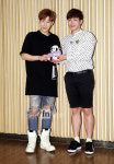 [포토] 인피니트 성규-MC 플레이제이, ‘곰돌이인형과 다정하게!’