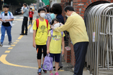 김석준 부산교육감, 수안초와 창신초 현장 점검