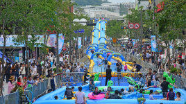 도심에 설치된 워터 슬라이드