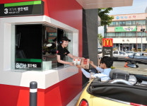 맥도날드, 드라이브 스루 이용 고객에게 무료 제품 증정