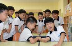초등학교 개학,팔씨름 하는 초등학생들