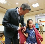 허창수 전경련 회장, 공립벧엘지역아동센터에 선물 보따리