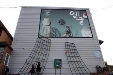 행궁 처마 끝에 달린 가을