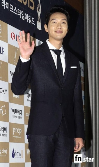[포토] 지현우, ‘여심 녹이는 따듯한 손인사’