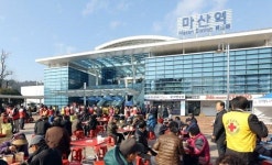 경남은행, 마산역서 사랑의 동지 팥죽 나눔 행사
