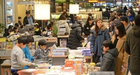 새학기 앞두고 붐비는 서점