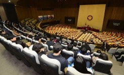 무제한 토론 발언 지켜보는 시민들