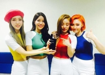 [fnSNS] 마마무, 데뷔 첫 1위 자축...트로피 들고 ‘감격’