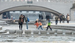 돌다리 건너는 어린이들
