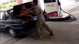 [영상] 자동차 트렁크에 아내 가두고 무자비 폭행.. 공분