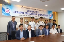 전국해운노조, 한국해양대에 장학금 전달