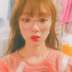 이성경, 금테 안경 쓰고 꽃미모 과시 ‘안경이 이렇게 귀엽다니’